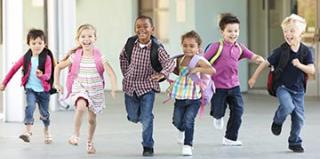 Enfants qui courent dans la cour de récréation