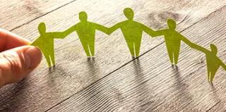 représentation famille en papier vert