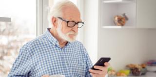 Homme âgé au téléphone