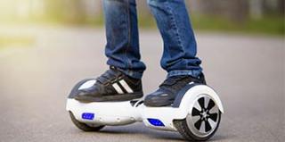 jeune sur un hoverboard