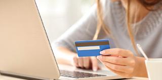 femme payant en ligne