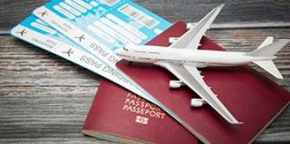 Des passeports, des billets et un avion sur une table
