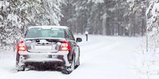 Voiture dans la neige