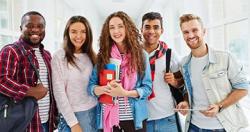 groupe de jeunes etudiants
