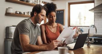 Couple regardant un dossier
