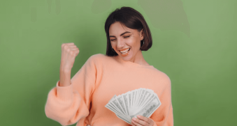 Femme heureuse qui tient des billets