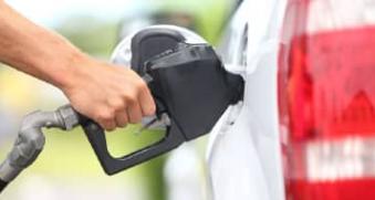 Homme mettant de l'essence dans une voiture