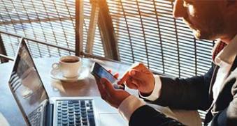 personne faisant des recherche en ligne