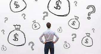 Homme se posant des questions sur l'argent