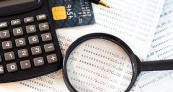 Loupe, calculatrice, carte bleue