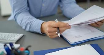 Homme tenant un document