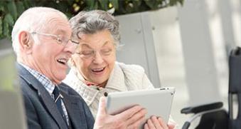 Couple seniors devant une tablette