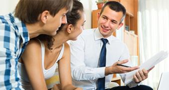 jeune couple et son conseiller