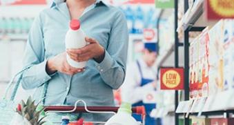 femme courses supermarché
