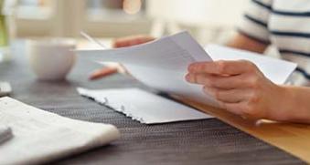 femme feuille dossier main