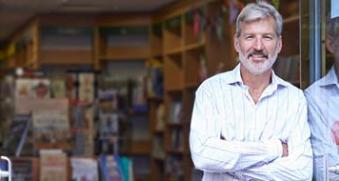 entrepreneur_homme_mur_librairie