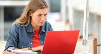femme devant son ordinateur