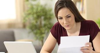 Adolescent sur son ordinateur fait ses comptes