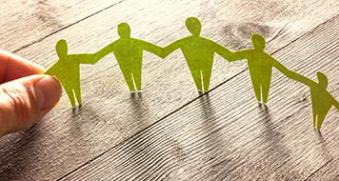 représentation famille en papier vert