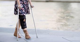 Femme blessée à la jambe