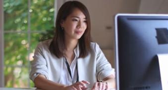 Femme sur ordinateur