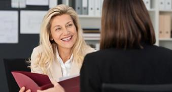Deux femmes lors d'un entretien