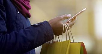 Femme qui tient un téléphone portable