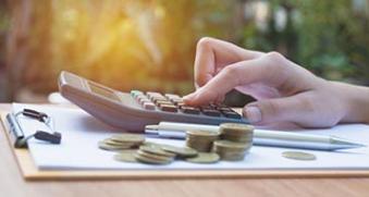 calculatrice et pièces de monnaie