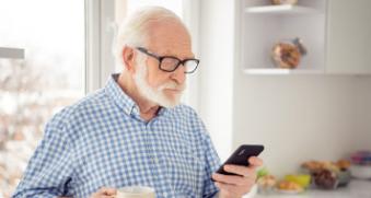 Homme âgé au téléphone