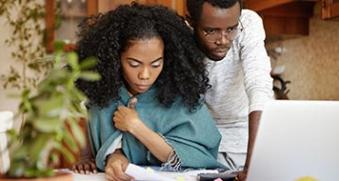 jeune couple en difficultés