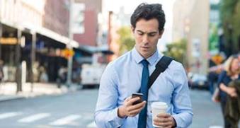 jeune homme smartphone