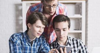 jeunes devant tablette