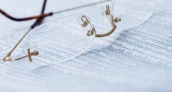 Des lunettes sur un journal