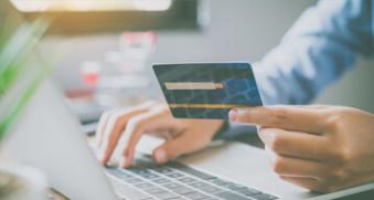 Achat sur ordinateur avec une carte bancaire