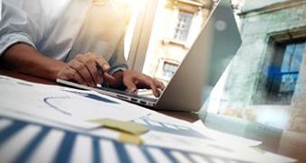 ordinateur services bancaires a distance