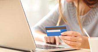 femme payant en ligne