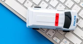 Voiture de police miniature sur un clavier d'ordinateur
