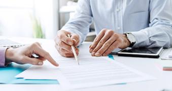 Homme signant un contrat
