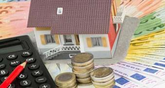 maison avec pièces et calculatrice