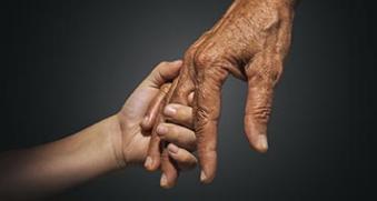 mains seniors personnes agees