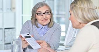 Femme tenant une calculatrice