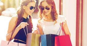 jeunes femmes faisant les boutiques