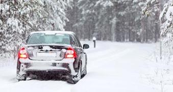 Voiture dans la neige