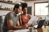 Couple regardant un dossier