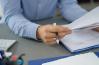 Homme tenant un document