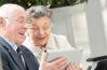 Couple seniors devant une tablette