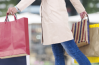 Femme qui tient des sacs