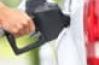 Homme mettant de l'essence dans une voiture