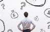 Homme se posant des questions sur l'argent