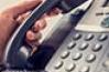 personne s'apprêtant à téléphoner